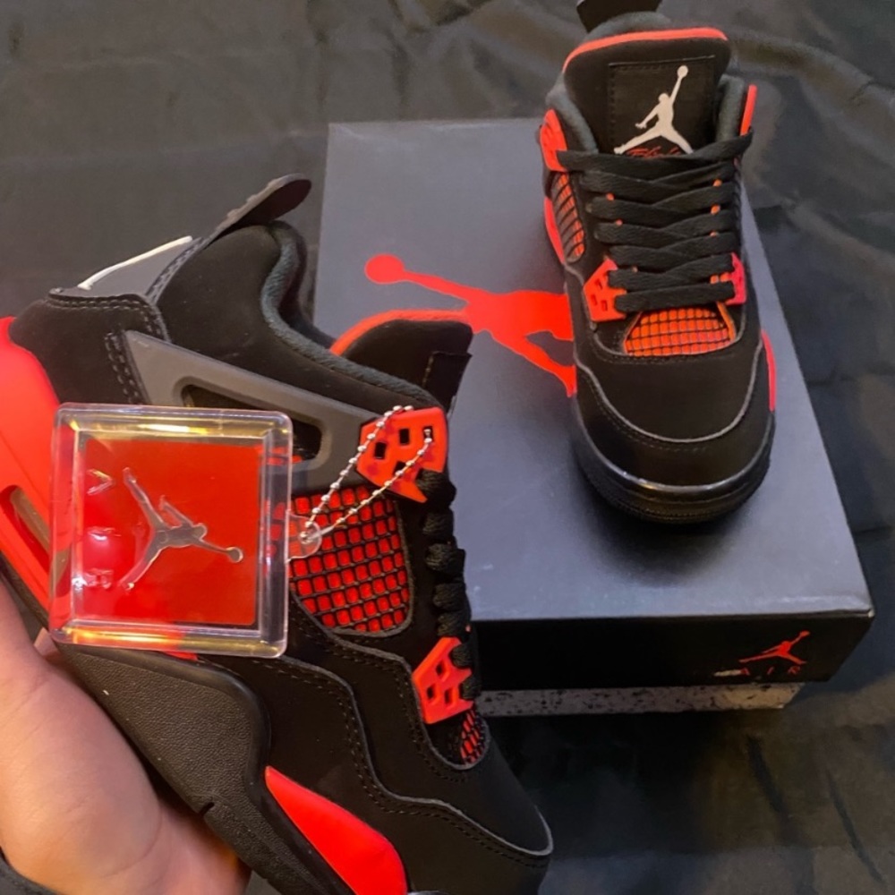 Air Jordan 4 Red Thunders Women 6/ Men 4.5